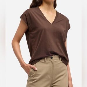 Frame Le Mid Rise V Neck Tee in Brown